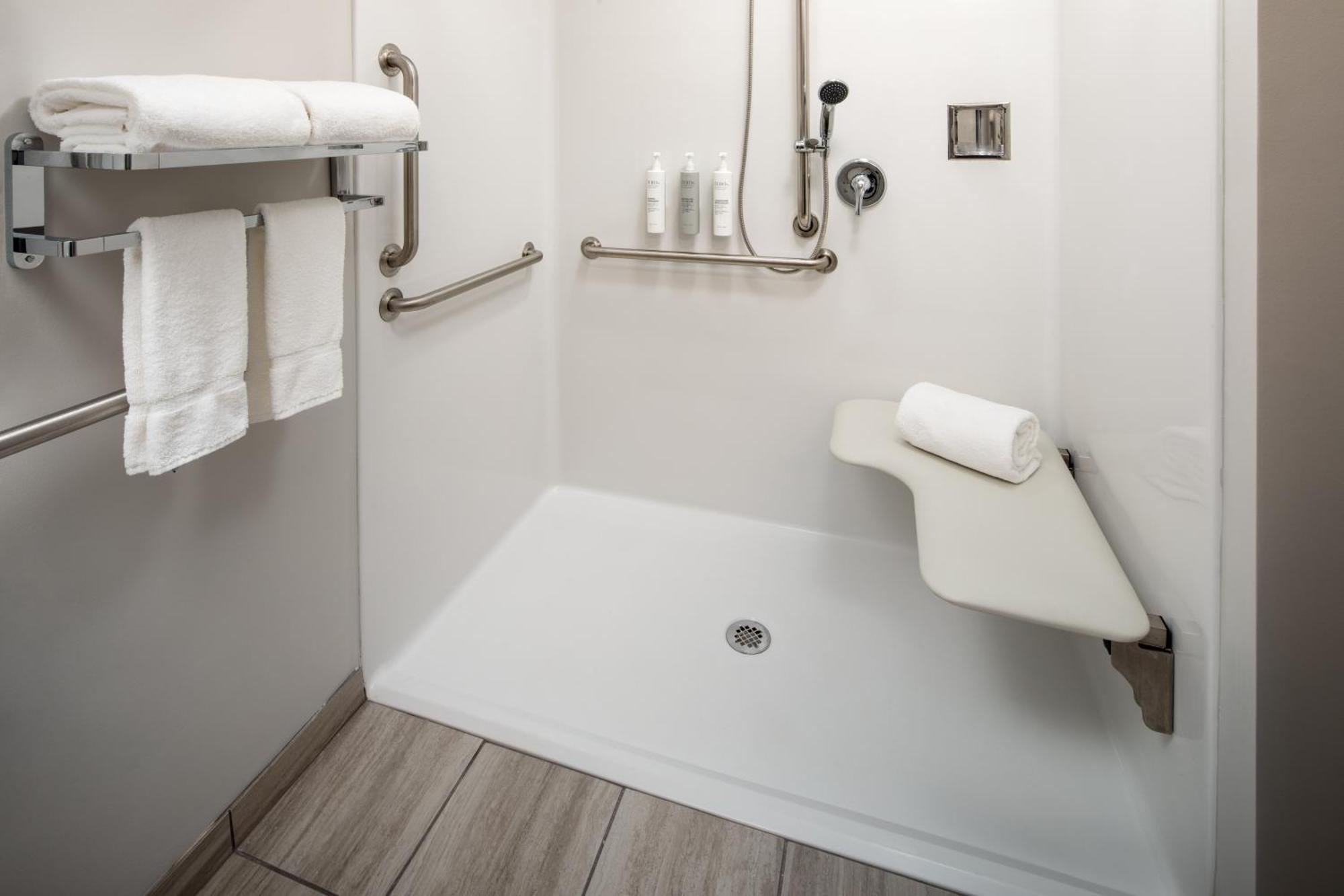 Hotel Ursa Orono Екстериор снимка